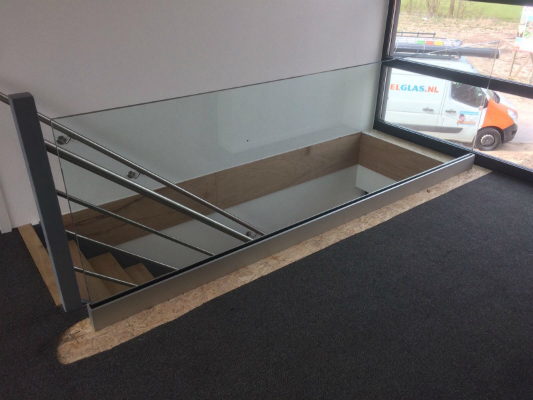 Glazen balustrade bij trap