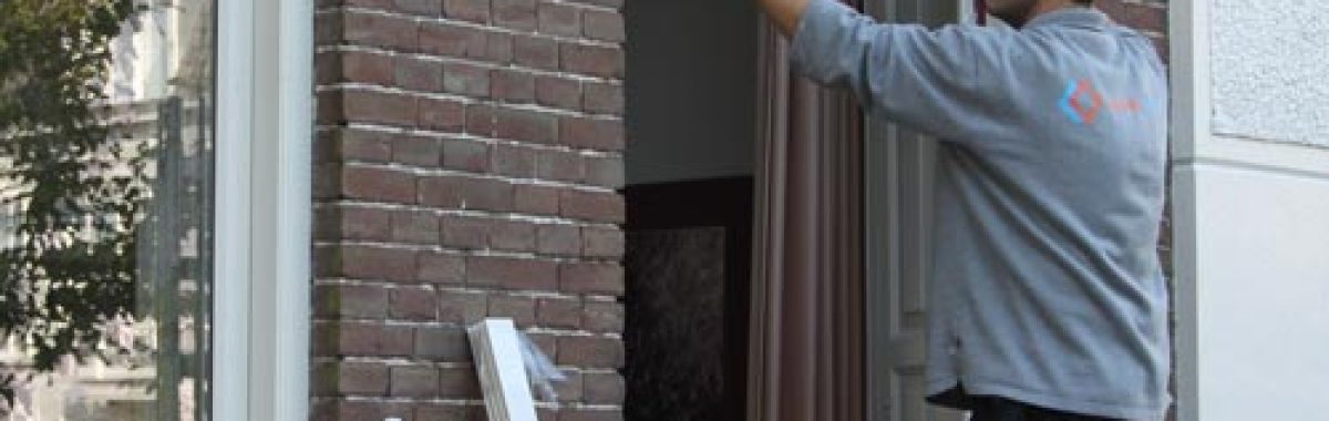 Glaszetter aan het werk