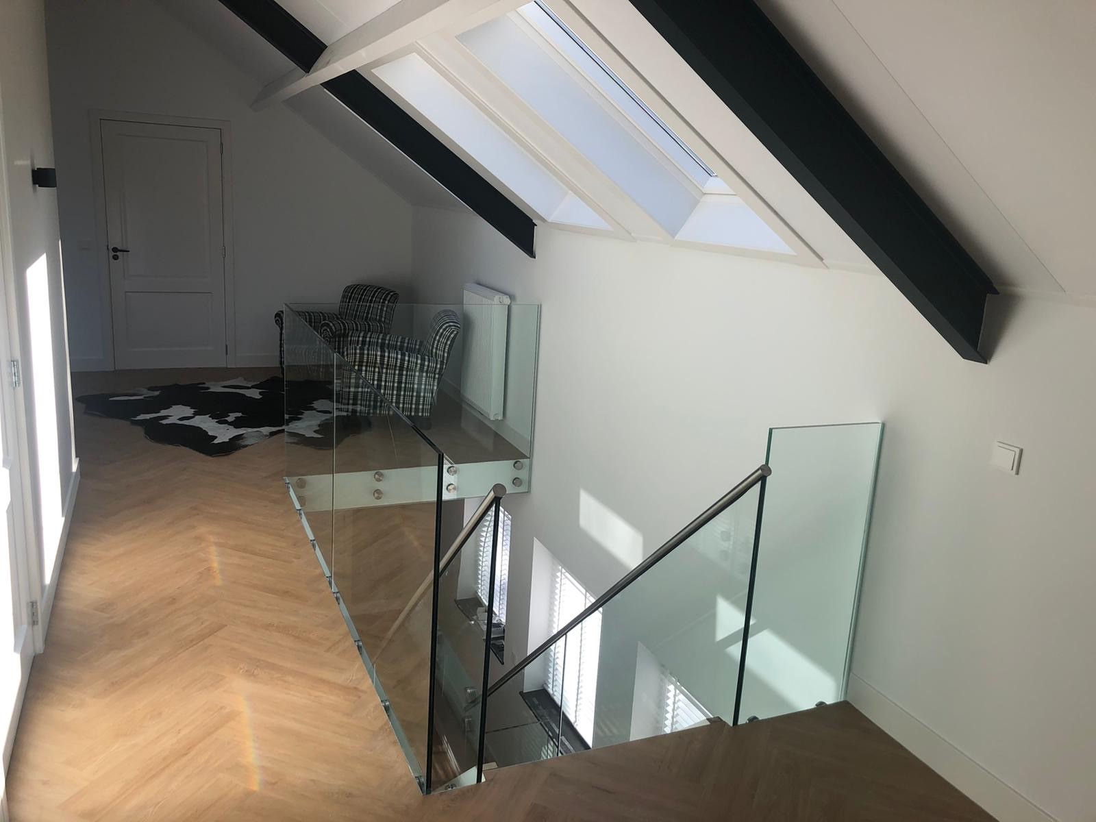 balustrade glas bij de trap