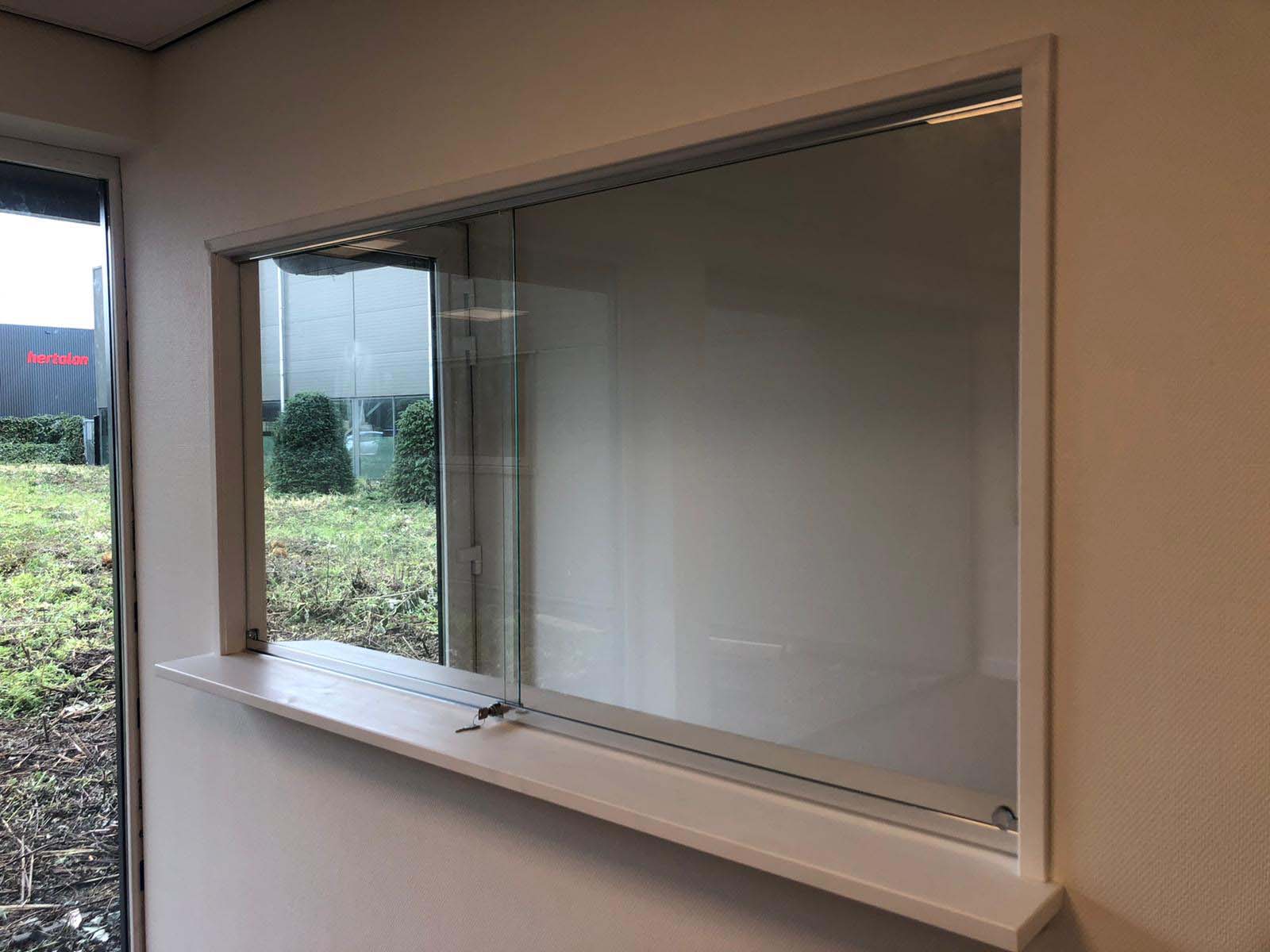 schuifloket van glas wand