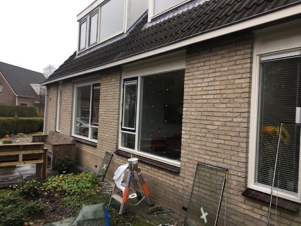 glaszetter vervangt glas van woning berkum