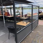 terrasscherm van glas buiten