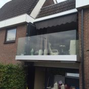 glazen balustrade op balkon